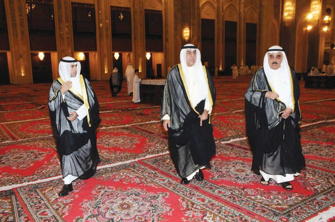 الشيخ فيصل السعود مؤديا واجب العزاء	انور الكندري﻿