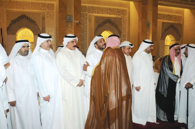 ديوسف الزلزلة وعبدالحميد دشتي وفيصل الدويسان وعبدالله المعيوف وعبدالله التميمي وسيف العازمي يتلقون العزاء﻿