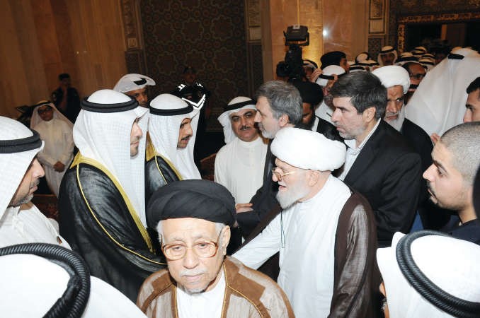 مرزوق الغانم وانس الصالح يتلقيان العزاء ويبدو السفير الايراني معزيا﻿