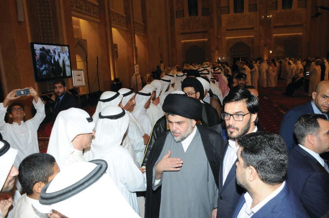 السيد مقتدى الصدر مقدما واجب العزاء﻿