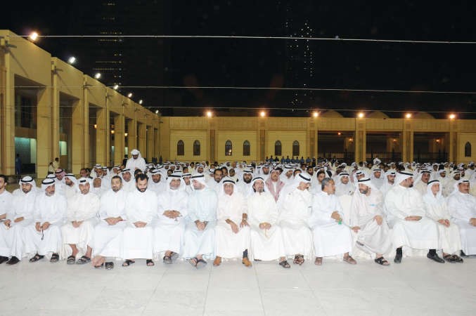 جانب من المعزين في ساحة المسجد الكبير﻿