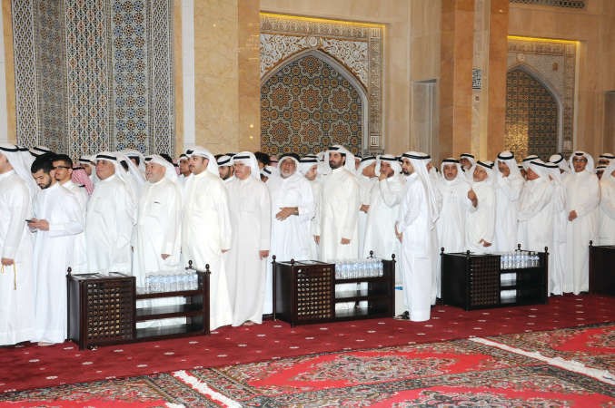 حشود غفيرة من المعزين في المسجد الكبير﻿