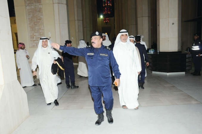 اللواء عبدالفتاح العلي مشاركا في تنظيم دخول المعزين﻿