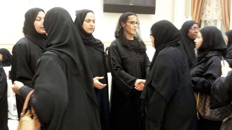 الشيخة امثال الاحمد تتلقى واجب العزاء 