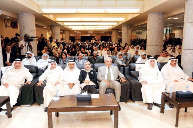 دبدر العيسى ودحياة الحجي ودعبد الرضا اسيري في مقدمة الحضور خلال حفل التابينهاني عبدالله ﻿