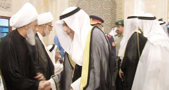 الشيخ خالد الجراح خلال تقديم واجب العزاء ﻿