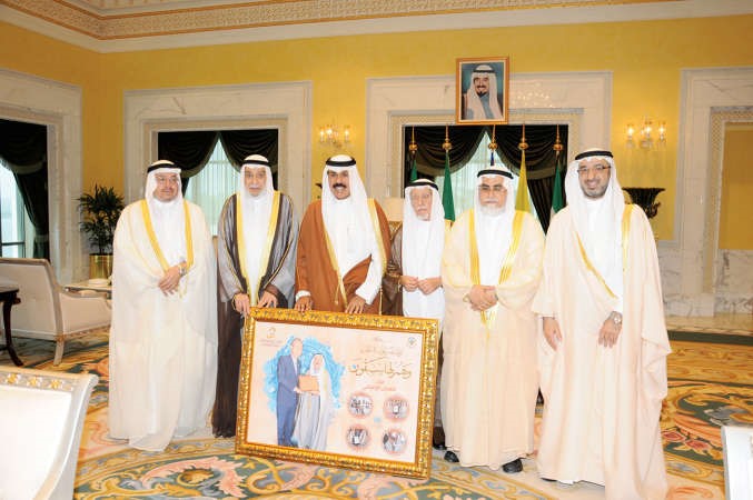 سمو ولي العهد الشيخ نواف الاحمد يتلقى هدية اللجنة الاستشارية العليا للعمل على استكمال تطبيق احكام الشريعة من د خالد المذكور واعضاء اللجنة