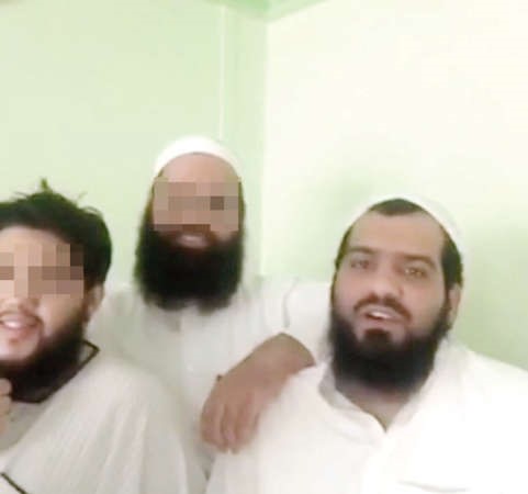 الارهابي مالك السيارة جراح غازي وزميلاه خلال انشاد ديني بث على الانستغرام