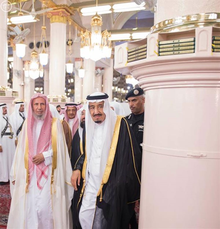 بالصور... خادم الحرمين الشريفين يصل المدينة المنورة ويزور المسجد النبوي