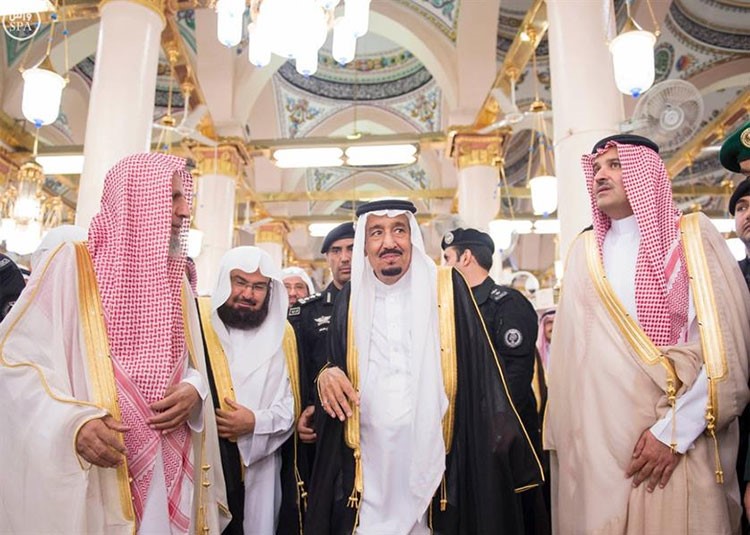 بالصور... خادم الحرمين الشريفين يصل المدينة المنورة ويزور المسجد النبوي