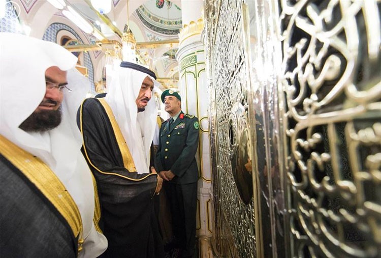 بالصور... خادم الحرمين الشريفين يصل المدينة المنورة ويزور المسجد النبوي