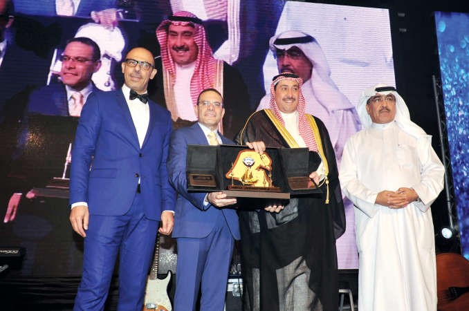 وليد كنفاني والزميل عدنان الراشد يكرمان محافظ الفروانية الشيخ فيصل الحمود﻿