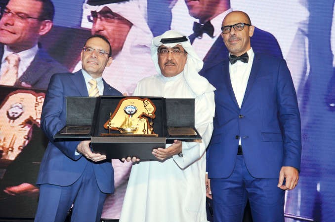 الزميل عدنان الراشد خلال تكريمه من قبل وليد كنفاني ومروان فرح ﻿