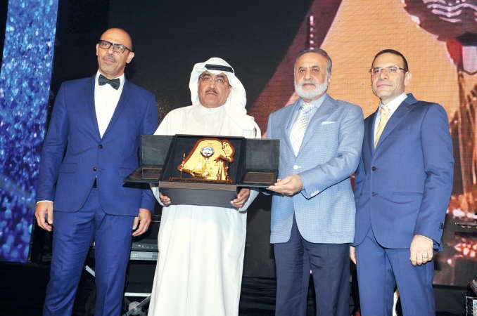 الزميل عدنان الراشد يكرم الحاج حسان حوحو﻿