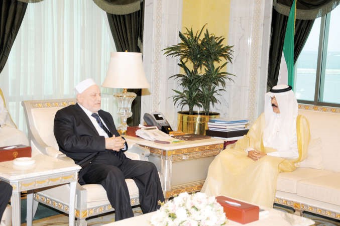 سمو ولي العهد الشيخ نواف الاحمد مستقبلا د احمد عمر هاشم﻿