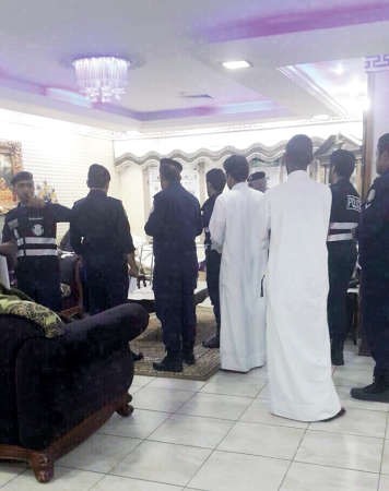 رجال الامن يستمعون الى افادات مواطن ابلغ كذبا عن اقتحام منزله من قبل ملثمين﻿