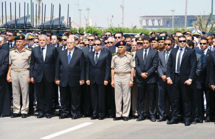 الرئيس المصري عبد الفتاح السيسي يتقدم مراسم الجنازة العسكرية مع كبار رجال الدولةرويترز- افپ