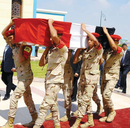 جثمان الفقيد الراحل ملفوفا بعلم مصر