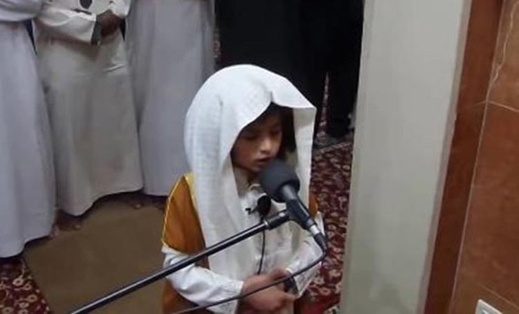 بالفيديو.. طفل أردني يؤم المصلين في التراويح.. ويُدهشهم بصوته الشجي