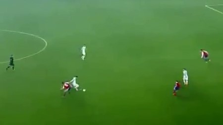 بالفيديو.. مهارة ميسي الرائعة تُسقط لاعبيْن بشكل مضحك 