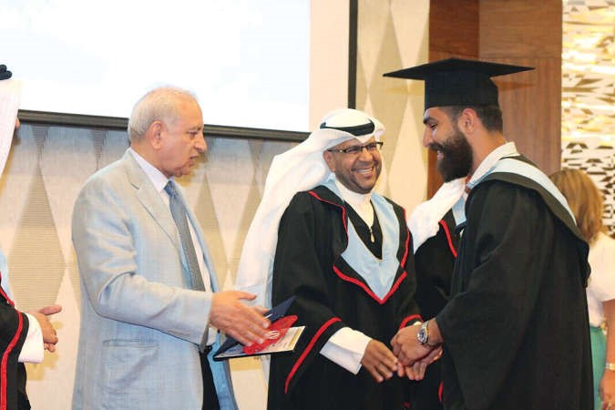  مهدي في حفل تخرجه من المعهد العالي للفنون المسرحية بحضور وزير التربية وزير التعليم العالي دبدر العيسى﻿