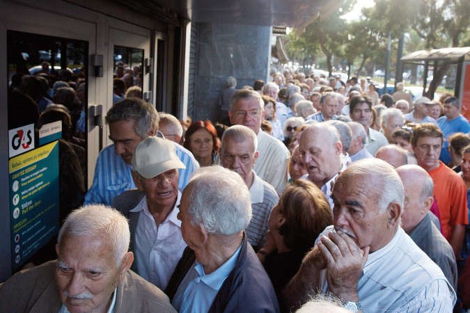 اصطفاف اعداد كبيرة من المتقاعدين في اليونان انتظارا لدخول البنك لصرف المعاشات عقب افتتاح الحكومة 1000 بنك لمدة 3 ايام اپ 