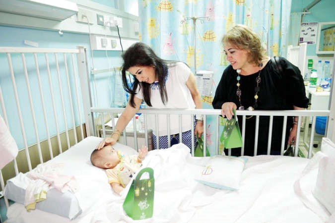 الاطمئنان على صحة احد الطفال وتقديم القرقيعان له
