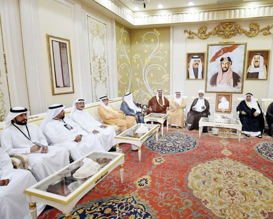 سمو الشيخ ناصر المحمد مستقبلا عددا من اهالي الشهداء﻿