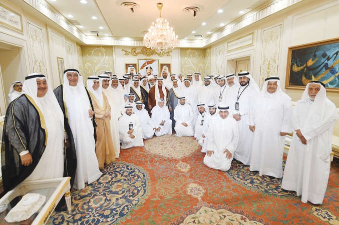 سمو الشيخ ناصر المحمد متوسطا اهالي شهداء التفجير الارهابي﻿
