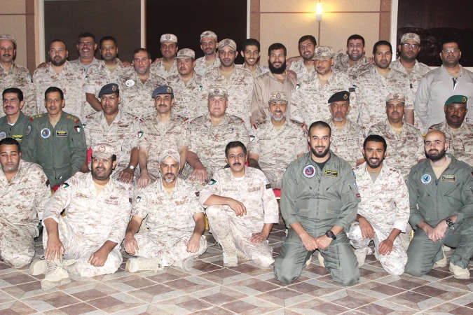 الفريق الركن عبدالله النواف متوسطا عددا من افراد القوة الكويتية﻿