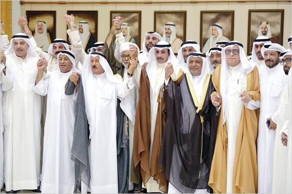 رئيس مجلس الامة مرزوق الغانم متوسطا النواب واهالي شهداء التفجير الارهابي في مسجد الامام الصادق هاني الشمري