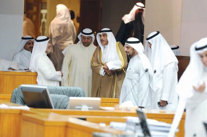 الشيخ صباح الخالد مع النواب والوزراء اثناء دخوله القاعة
