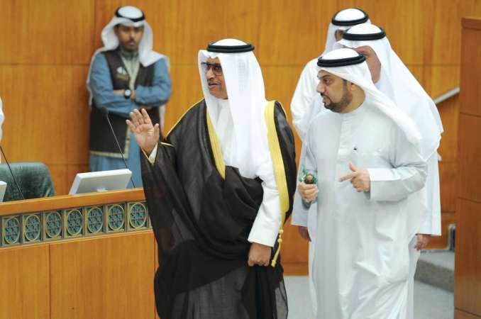 سمو رئيس الوزراء الشيخ جابر المبارك اثناء دخوله القاعة وبجانبه ديوسف الزلزلة
