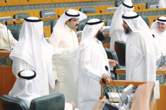 دعبدالرحمن الجيران وسعود الحريجي وعبدالله العدواني خلال الجلسة
