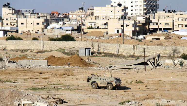 صورة ارشيفية لمدرعة من الجيش المصري تقففي مدينة رفح الحدودية افپ
