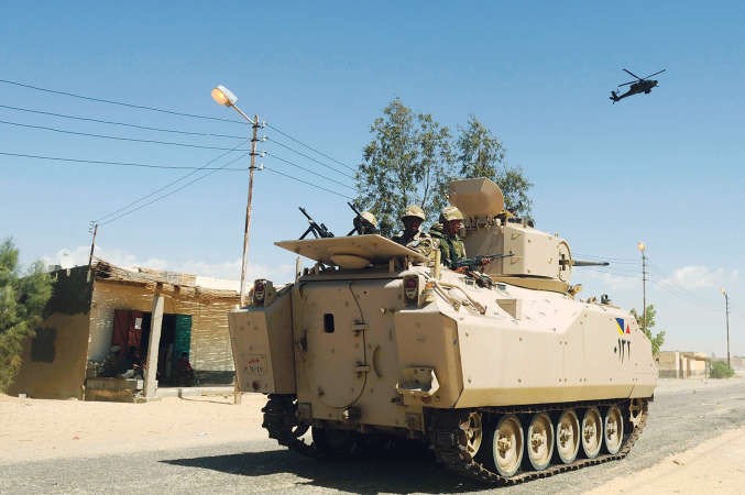 صورة ارشيفية لدورية تابعة للجيش المصري مدعومة بهيلكوبتر خلال تمشيطها لمنطقة الشيخ زويد اب
