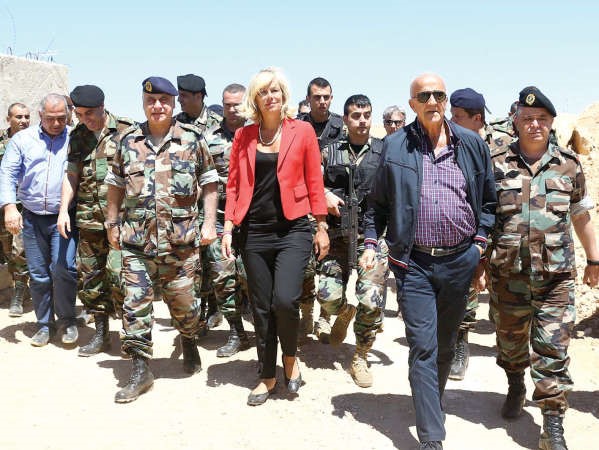 وزير الدفاع اللبناني سمير مقبل وقائد الجيش العماد جان قهوجي ترافقهما الممثلة الشخصية للامين العام للامم المتحدة سيغريد كاغ خلال تفقدهم وحدات الجيش المنتشرة في منطقة عرسال محمود الطويل