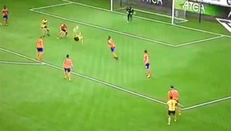 بالفيديو.. لاعب يسجل أكروباتية مذهلة بكلتا القدمين