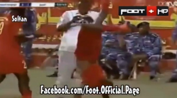 بالفيديو... لاعب سوداني يحتفل بطريقة "المشي على اليدين"!
