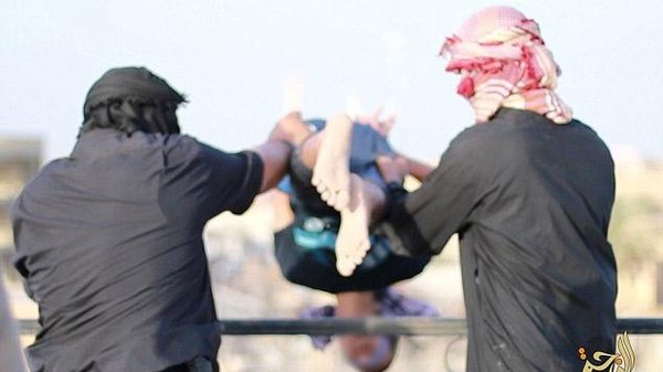 بالصور.. "داعش" يقذف المثليين من أسطح المباني 