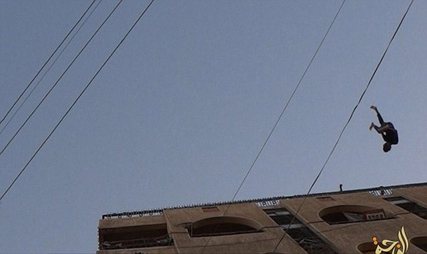 بالصور.. "داعش" يقذف المثليين من أسطح المباني 