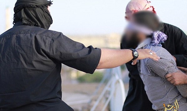 بالصور.. "داعش" يقذف المثليين من أسطح المباني 