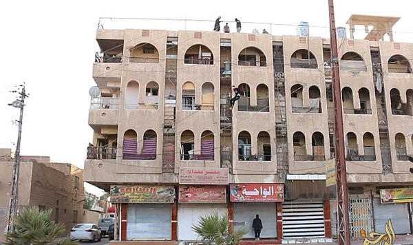 بالصور.. "داعش" يقذف المثليين من أسطح المباني 
