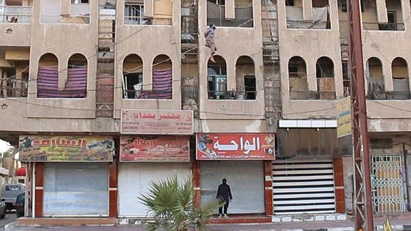بالصور.. "داعش" يقذف المثليين من أسطح المباني 