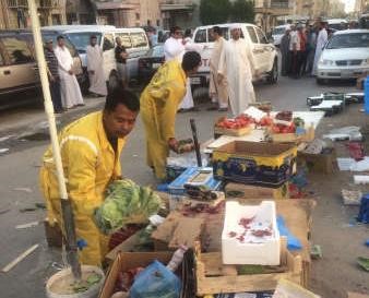 مصادرة المواد الغذائية المعروضة في اماكن مخالفة