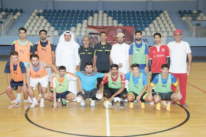 اللاعبون مع منظمي البطولة ﻿