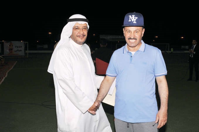الزميل مبارك الخالدي يصافح النائب محمد طنا