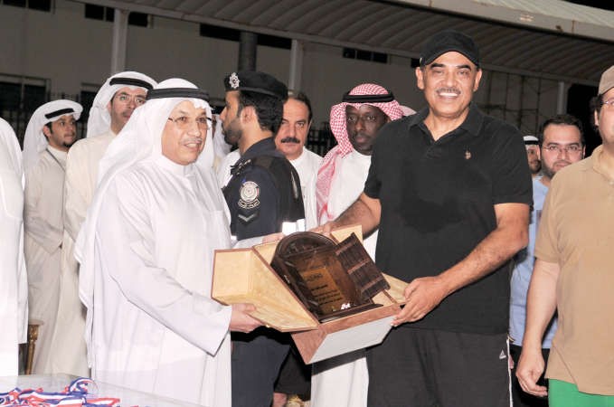 الشيخ خالد الجراح يسلم درعا للشيخ صباح الخالد