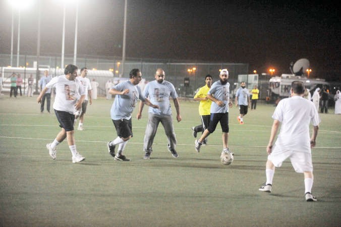 حمود فليطح يتقدم بالكرة 