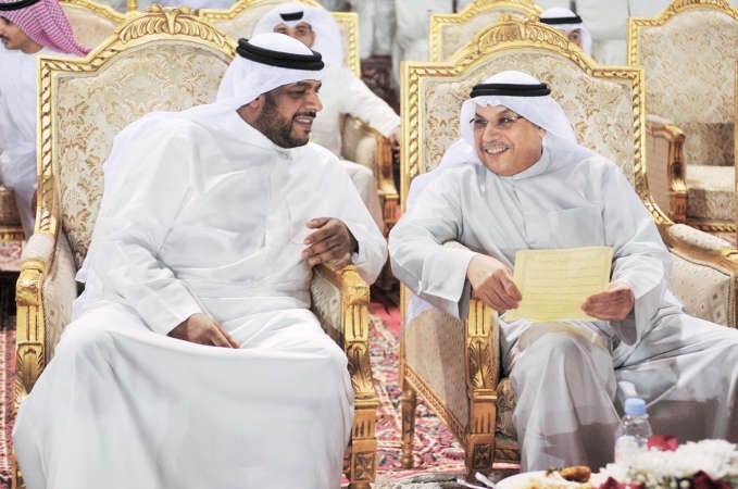 ممثل راعي الدورة نائب رئيس مجلس الوزراء ووزير الدفاع الشيخ خالد الجراح مع الشيخ احمد المنصور